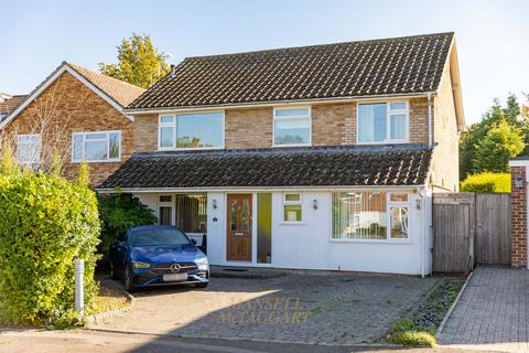 4 bedroom detached house for sale, Warren Close, East Grinstead RH19