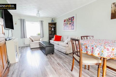 3 bedroom terraced house for sale, Robins Way, Hatfield
