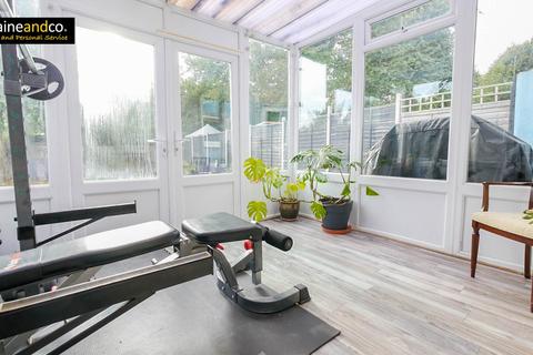 3 bedroom terraced house for sale, Robins Way, Hatfield