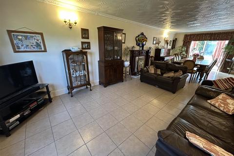 4 bedroom detached house for sale, Old Trough Lane, Hive, Brough