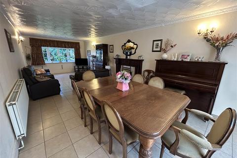 4 bedroom detached house for sale, Old Trough Lane, Hive, Brough
