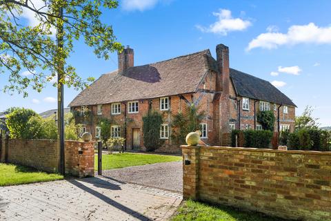 Borough Court Road, Hartley Wintney, Hook, Hampshire, RG27