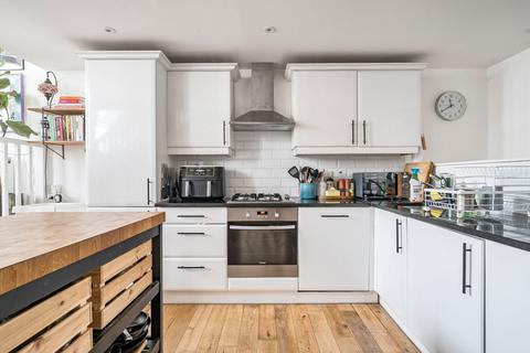 2 bedroom flat for sale, Loughborough Road, London SW9