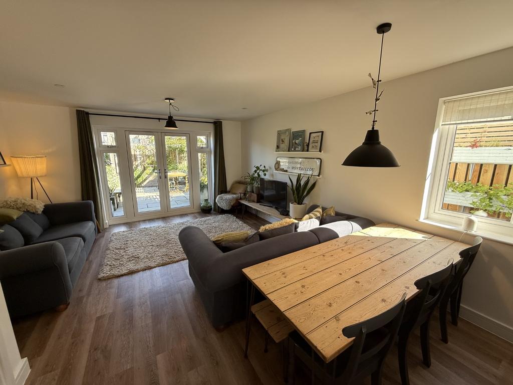Open Plan Kitchen/Dining /Lounge Area