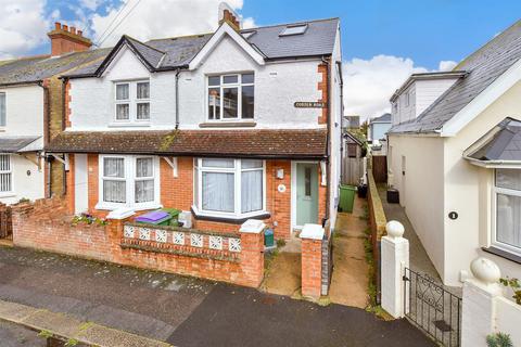 27 Cobden Road, Hythe, CT21 6EY