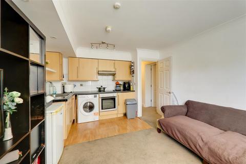 2 bedroom flat for sale, Winchester Road, Worthing BN11