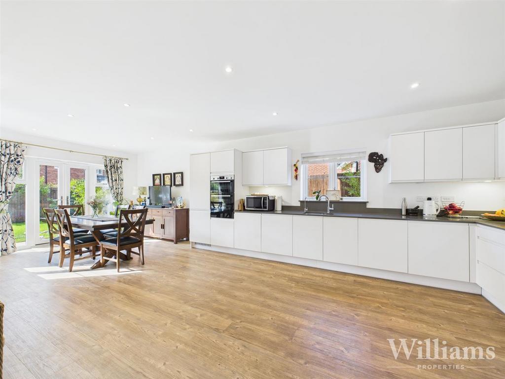 CAM02861 G0-PR0486-STILL023.jpg