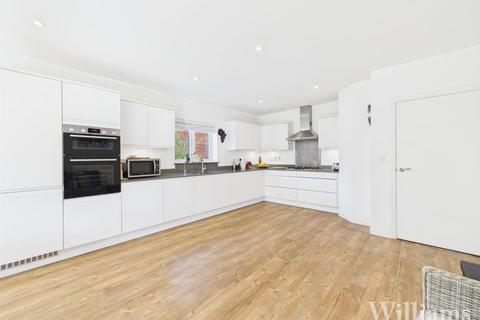 4 bedroom detached house for sale, Sawdy Drive, Aylesbury HP22