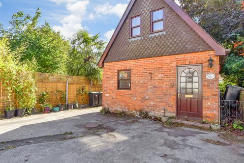 6 bedroom end of terrace house for sale, Tonbridge Road, Wateringbury, Maidstone, Kent