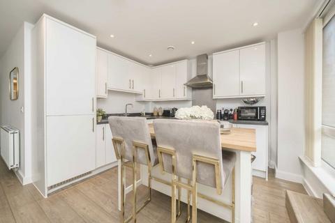 3 bedroom flat for sale, High Street, Brentford TW8