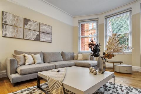 4 bedroom flat to rent, Kensington Court, London