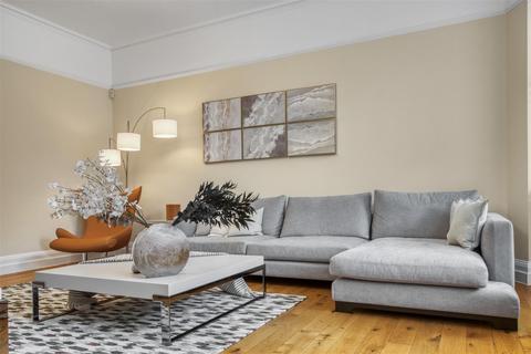 4 bedroom flat to rent, Kensington Court, London