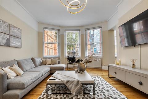 4 bedroom flat to rent, Kensington Court, London