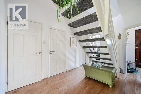 26 The Warren, Worcester Park, KT4 7DL