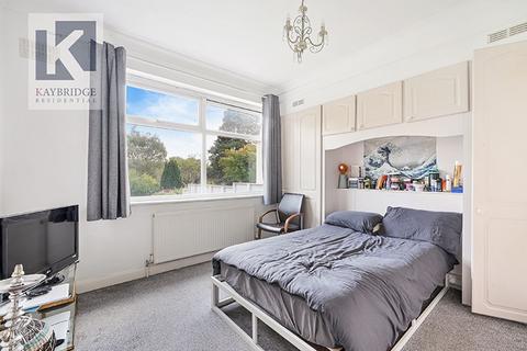 26 The Warren, Worcester Park, KT4 7DL