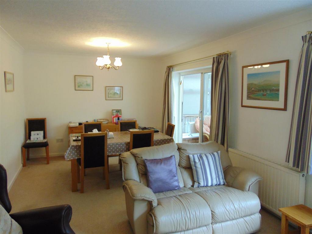 Lounge/dining room