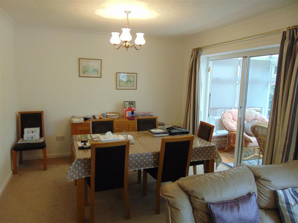 Lounge/dining room