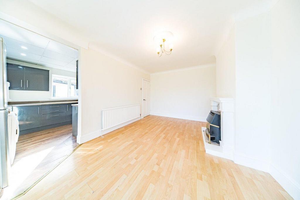 55 Fairholme Avenue sitting room 2.jpg