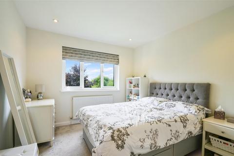 12 Farriers Close, Epsom, KT17 1LS