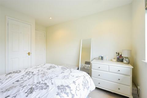 12 Farriers Close, Epsom, KT17 1LS