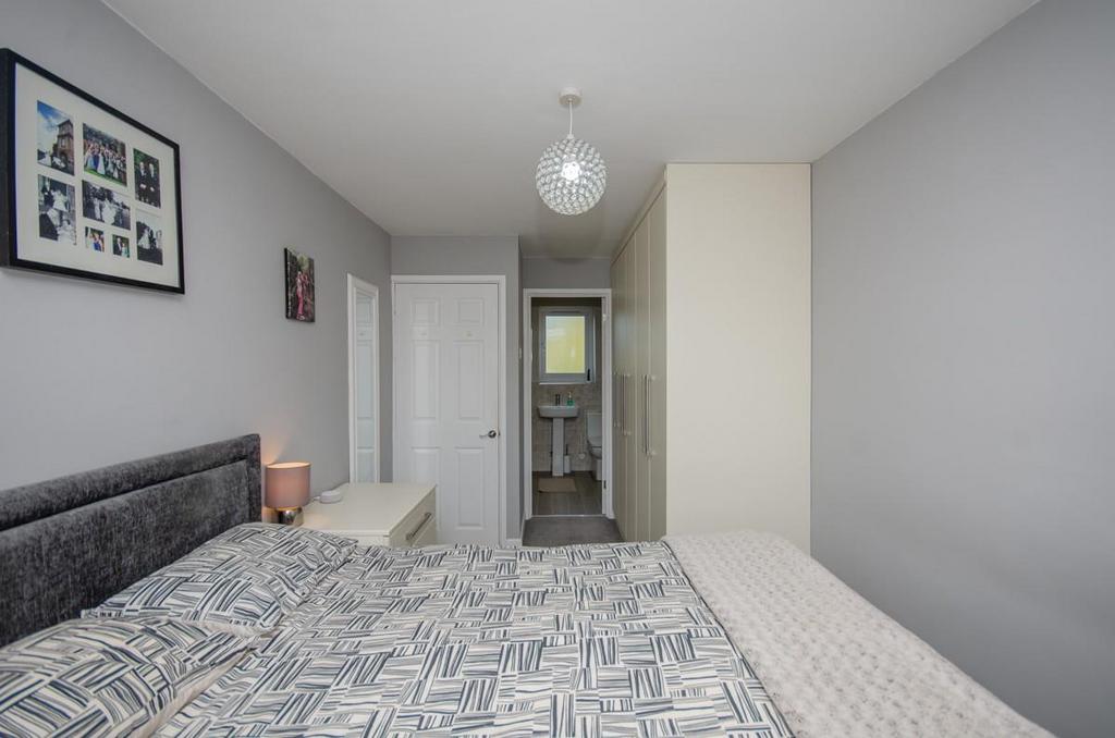 Bedroom 1 pic 2.jpg