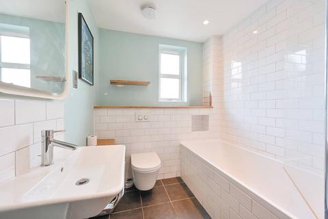 2 bedroom flat to rent, Kew Bridge Road, Brentford, TW8