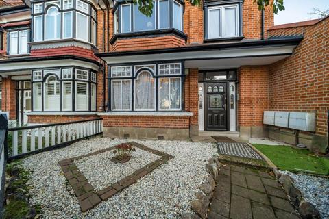 3 bedroom flat for sale, Highlands Avenue, Acton, London, W3