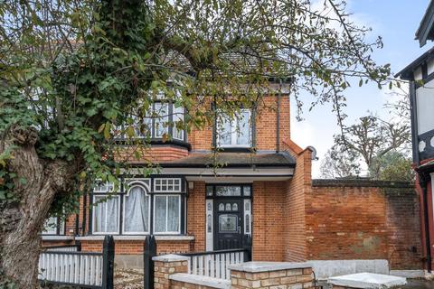 Highlands Avenue, Acton, London, W3