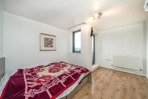 2 bedroom flat for sale, Hicken Road, London SW2