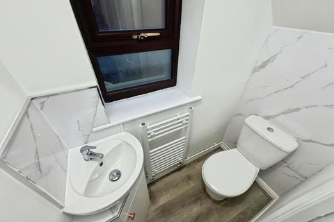 3 bedroom semi-detached house to rent, Birchgate, Staffordshire ST2