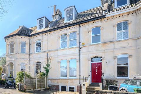 12 Pembroke Vale, Bristol, BS8 3DN