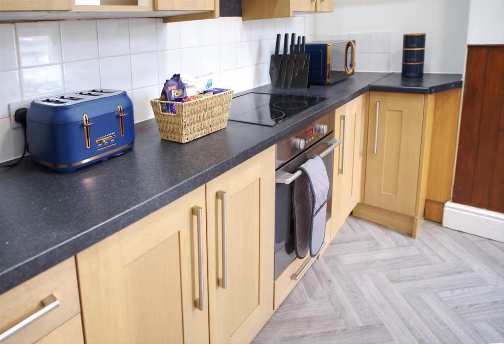 Flat 2 Kitchen 2