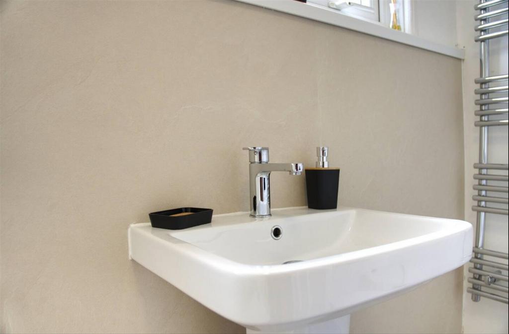 Flat 1 Bathroom