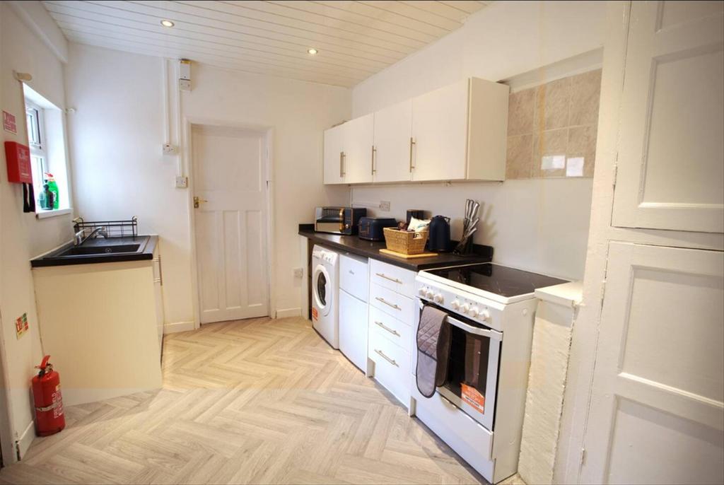 Flat 1 Kitchen