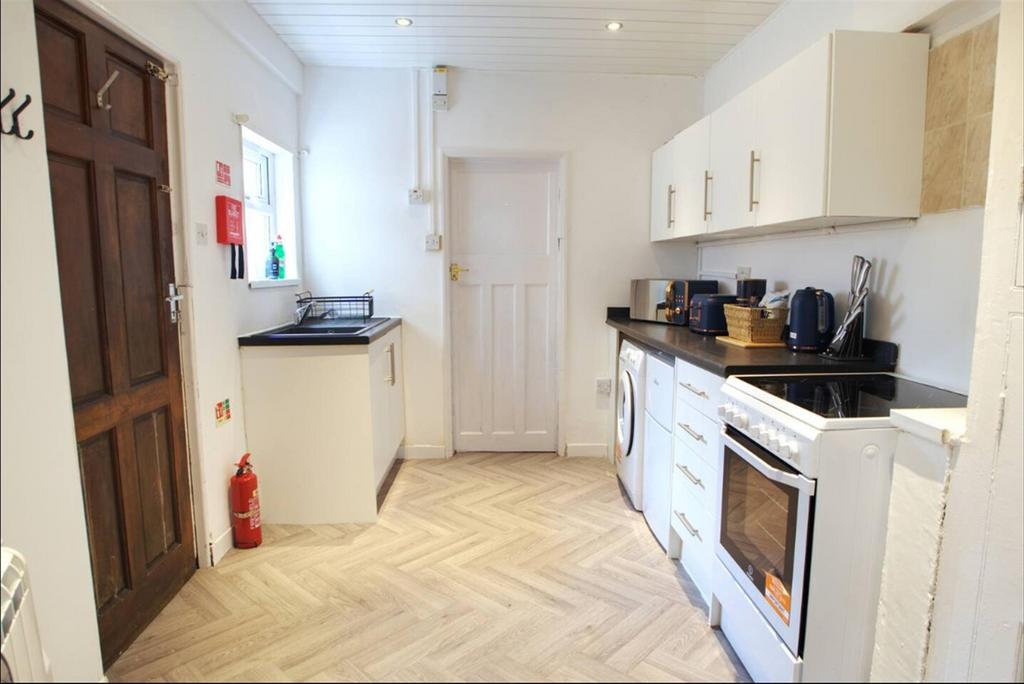 Flat 1 Kitchen 3