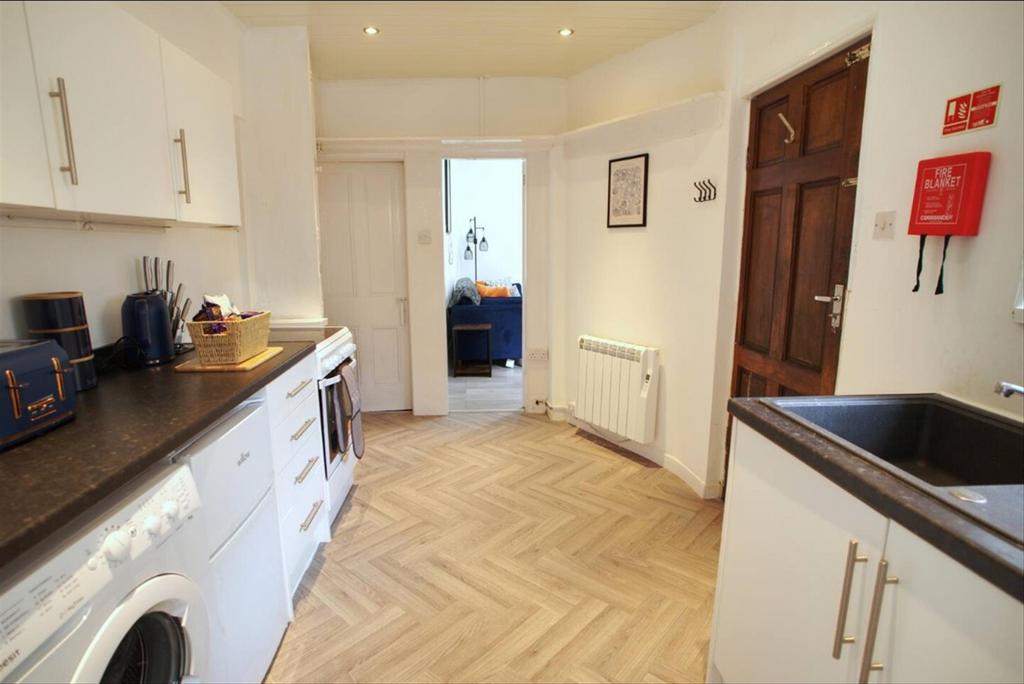Flat 1 Kitchen 4