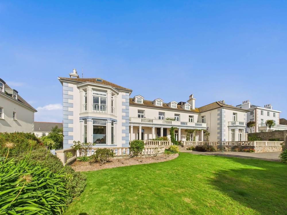 CAM04392 G0-PR0142-STILL004-thumbnail-h750-70.jpg