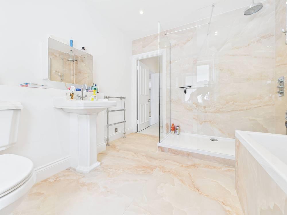 CAM04392 G0-PR0142-STILL032-thumbnail-h750-70.jpg