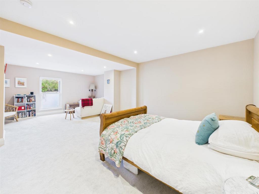 CAM04392 G0-PR0142-STILL038.jpg