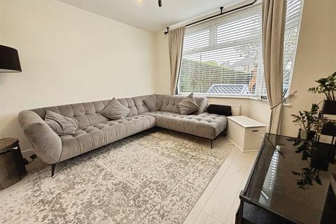 8 Leafield Way, Bradford, BD2 3RY