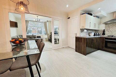 8 Leafield Way, Bradford, BD2 3RY