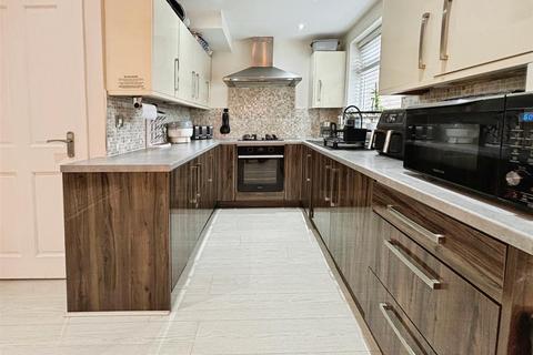 8 Leafield Way, Bradford, BD2 3RY