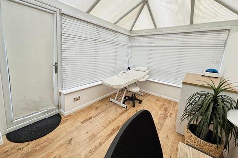 8 Leafield Way, Bradford, BD2 3RY