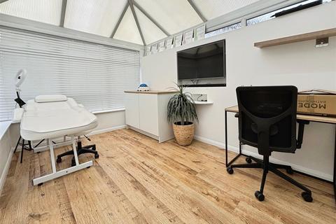 8 Leafield Way, Bradford, BD2 3RY