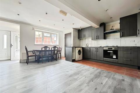1 bedroom in a house share to rent, Eton Avenue, Hounslow TW5