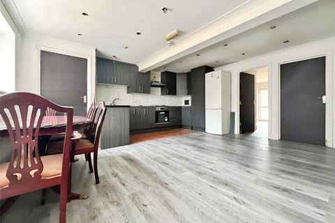 1 bedroom in a house share to rent, Eton Avenue, Hounslow TW5