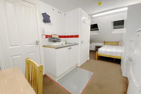 undefined, Kings Avenue, Hounslow, TW3