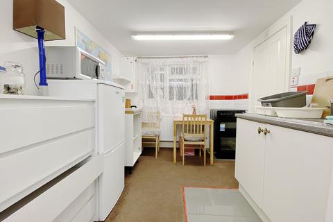 undefined, Kings Avenue, Hounslow, TW3