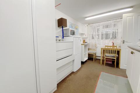 undefined, Kings Avenue, Hounslow, TW3