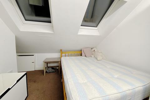 undefined, Kings Avenue, Hounslow, TW3